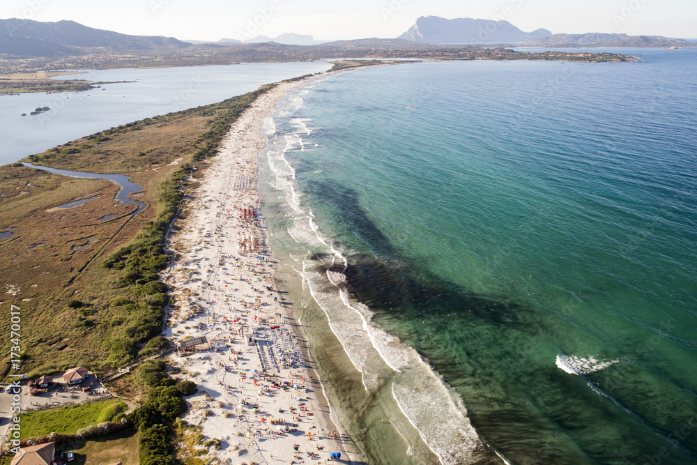 Vista aerea della spiaggia della Cinta a San Teodoro in Sardegna. Sabbia bianca e finissima, mare cristallino 