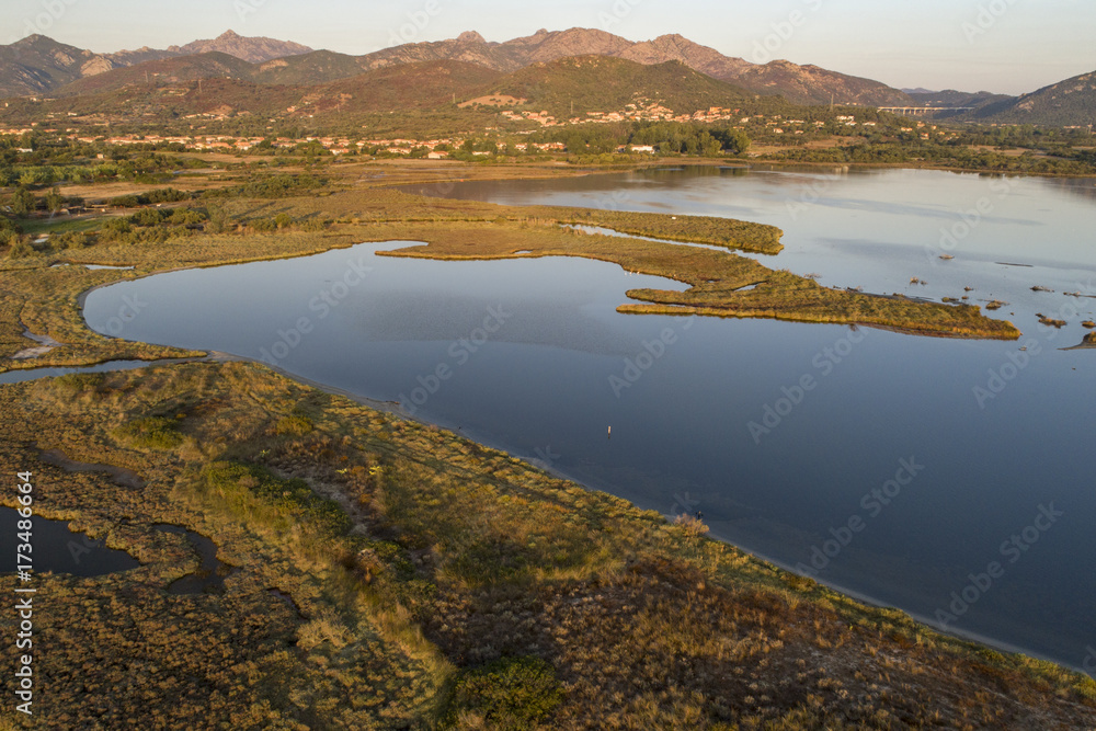 Vista aerea all'alba dello stagno di San Teodoro in Sardegna.