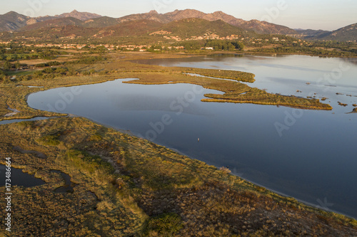Vista aerea all'alba dello stagno di San Teodoro in Sardegna.
