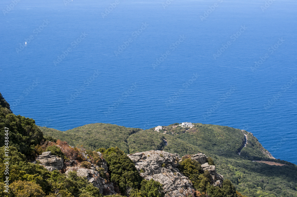 Corsica, 03/09/2017: il Mar Mediterraneo, la macchia mediterranea e le strade tortuose del versante occidentale di Capo Corso, la penisola settentrionale famosa per il suo paesaggio selvaggio