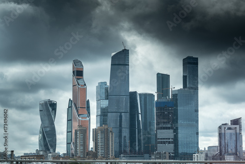 Fotografia Cloudy morning in big city