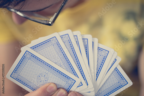 Spielkarten in Männerhänden