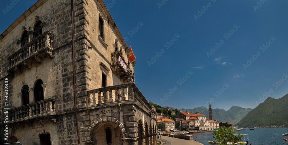 Blick auf Perast mit Hafen, Montenegro