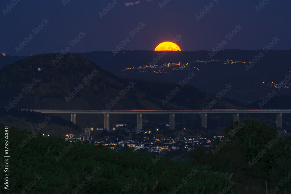 Obraz premium moon rise