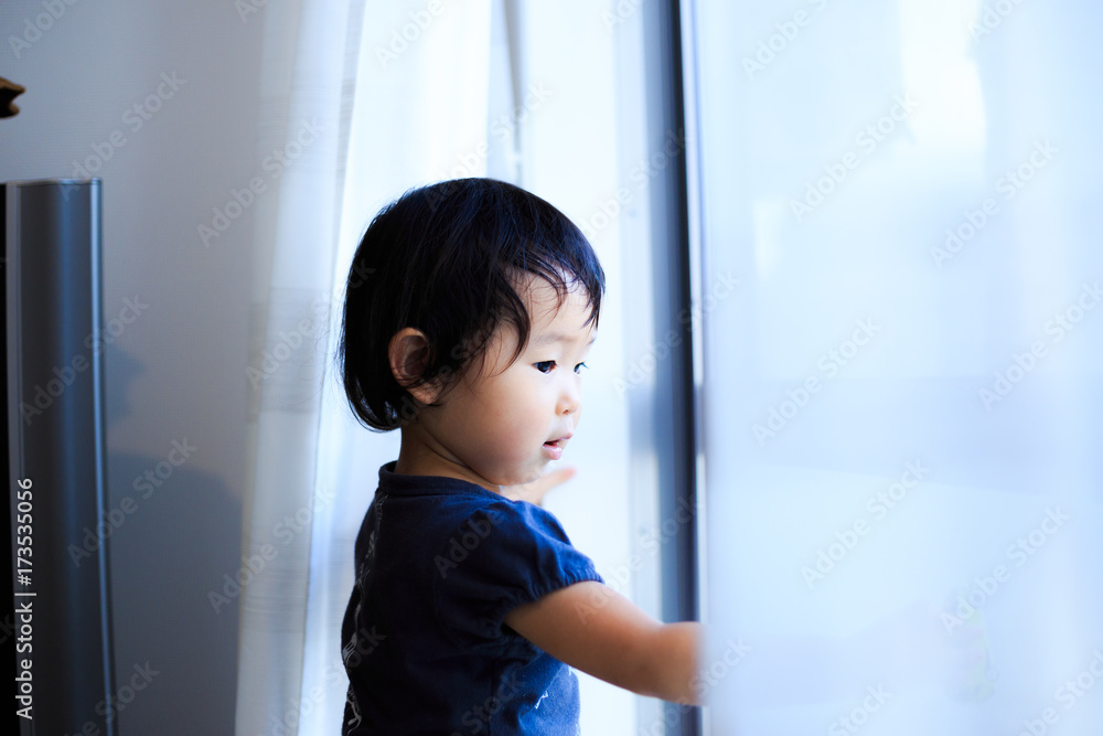 屋内で遊ぶかわいい子供 屋内で遊ぶかわいい子供