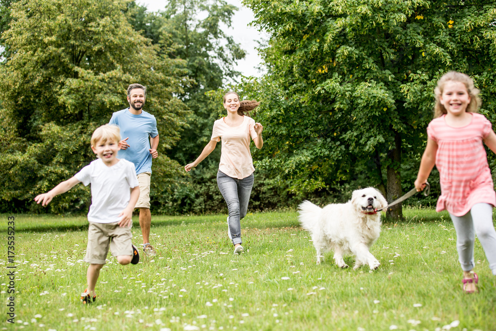 Obraz premium Kinder laufen mit Retriever Hund