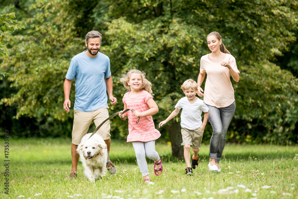 Obraz premium Familie in der Natur mit Hund