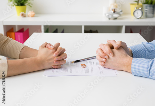 Bild auf Leinwand Couple going through divorce signing papers