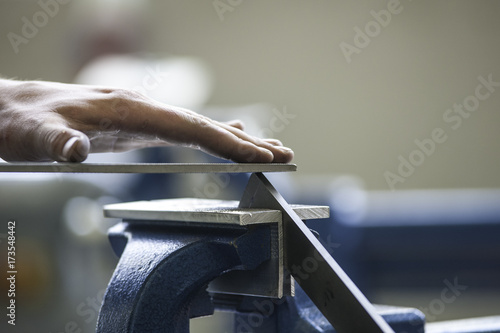 Schlosser mit Feile, Werkstück im Schraubstock, Nahaufnahme