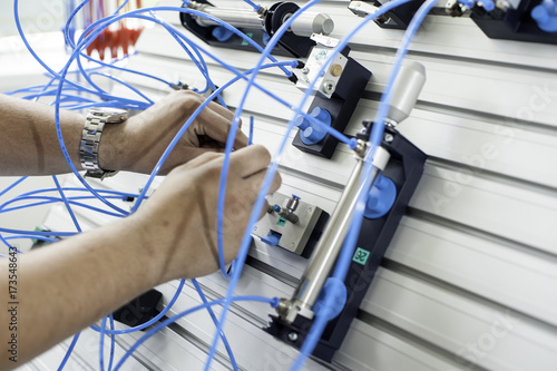 Labor für Pneumatik und Hydraulik, Nahaufnahme mit Händen