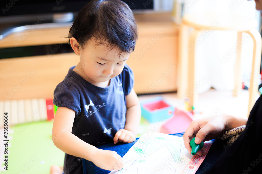 屋内で遊ぶかわいい子供 屋内で遊ぶかわいい子供