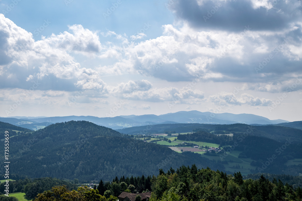 Berge des Bayerischen Wald mit Wolken im Himmel und weitem Blick