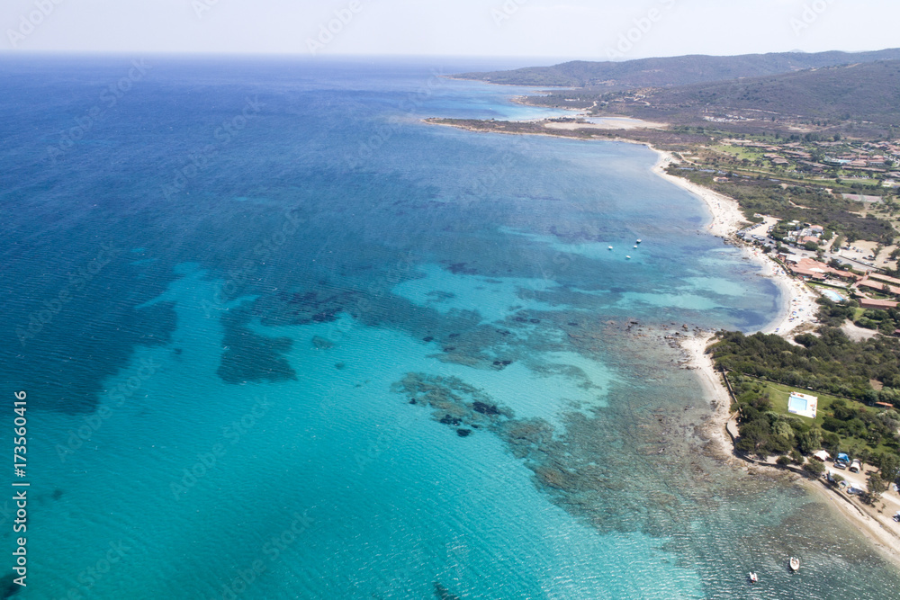 Ripresa aerea di una spiaggia di San Teodoro in Sardegna. Mare azzurro e trasparente