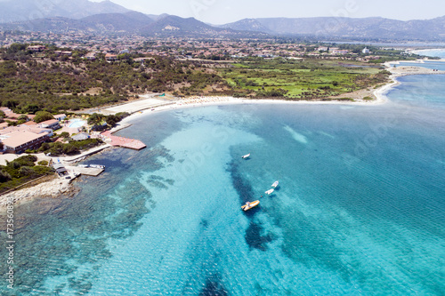 Ripresa aerea di una spiaggia di San Teodoro in Sardegna. Mare azzurro e trasparente