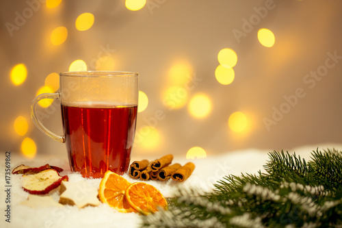 Voweihnachtliche Dekoration mit Tee und Gewürzen