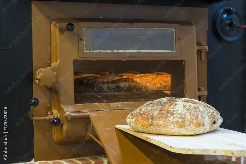 Horno tradicional de leña para hacer pan de masa madre para una comida  saludable foto de Stock | Adobe Stock