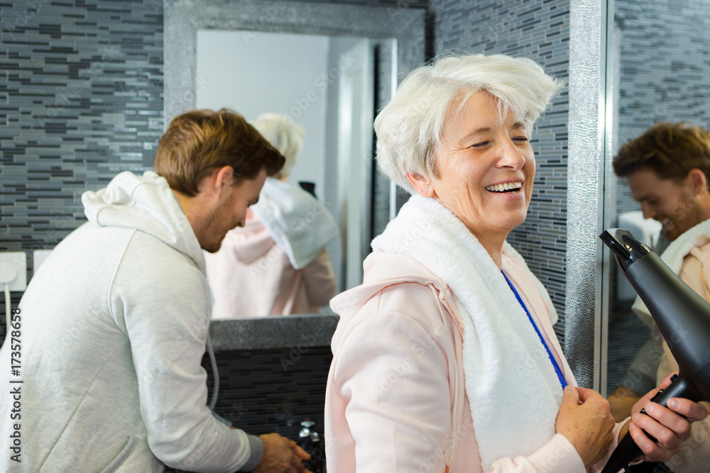 Obraz premium socializing in the gym washroom