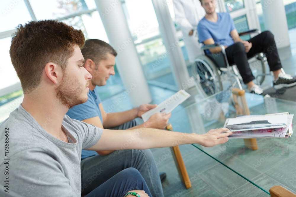 Fototapeta premium różne osoby siedzące w poczekalni szpitala