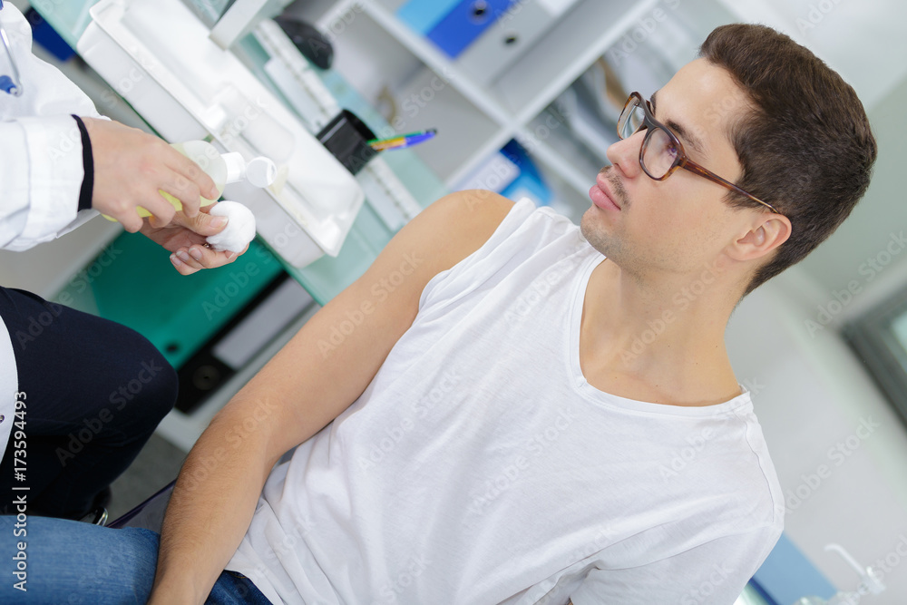 Obraz premium doctor makes vaccination in the shoulder of patient