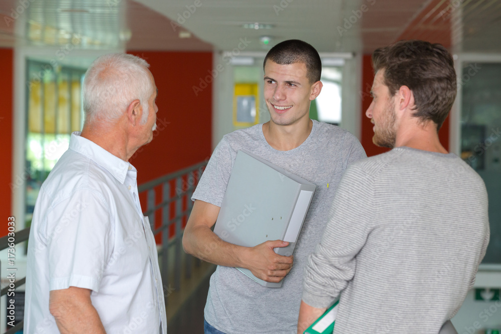 Obraz premium two students discussing their work with the head teacher