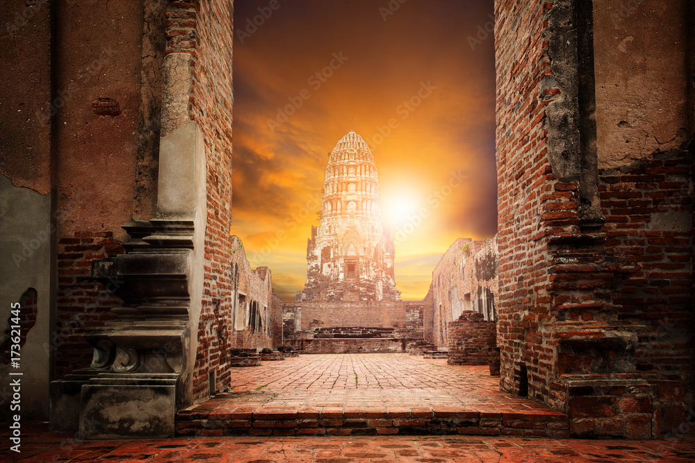Obraz premium wat ratchaburana temple most popular traveling destination in ayutthaya world heritage site of unesco in thailand
