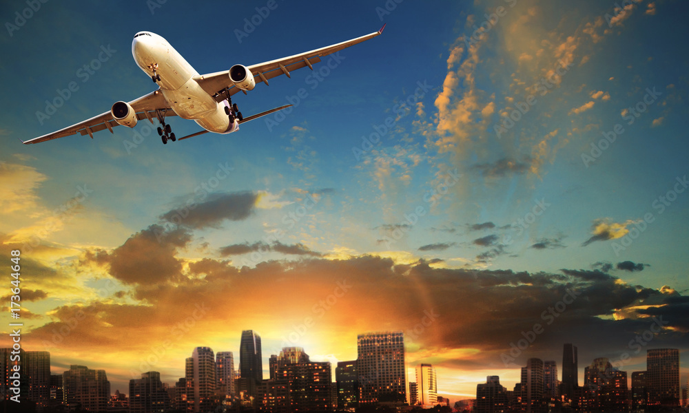 Fototapeta premium odlot samolotu pasażerskiego na tle pięknego miasta