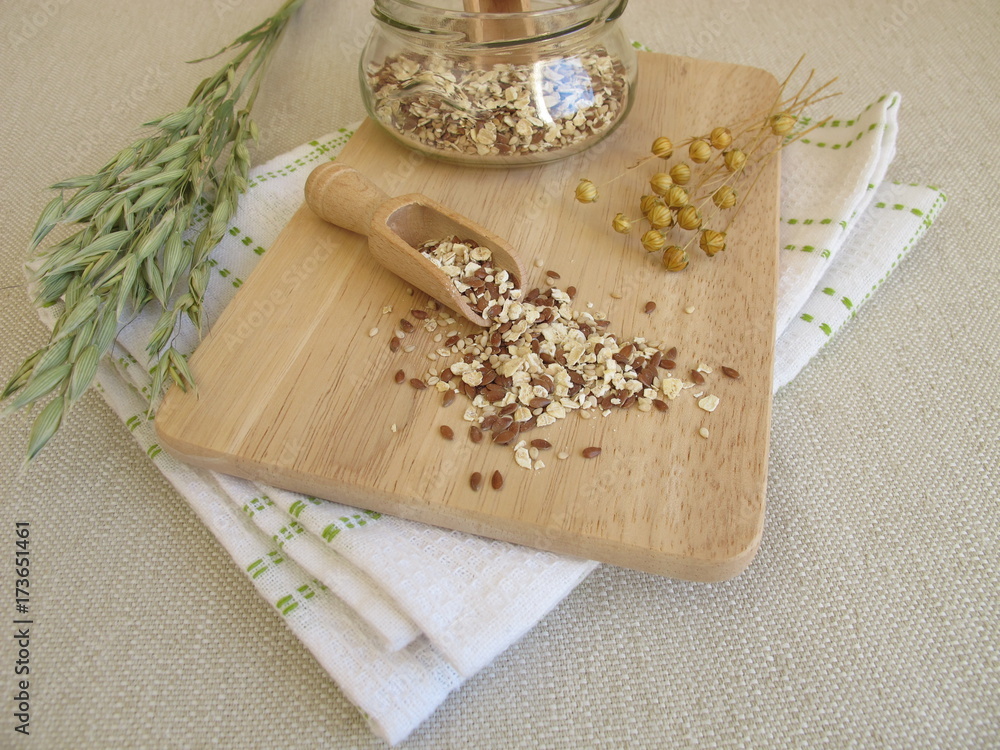 Saatenmischung im Glas mit Haferflocken, Leinsamen und Sesam Stock ...