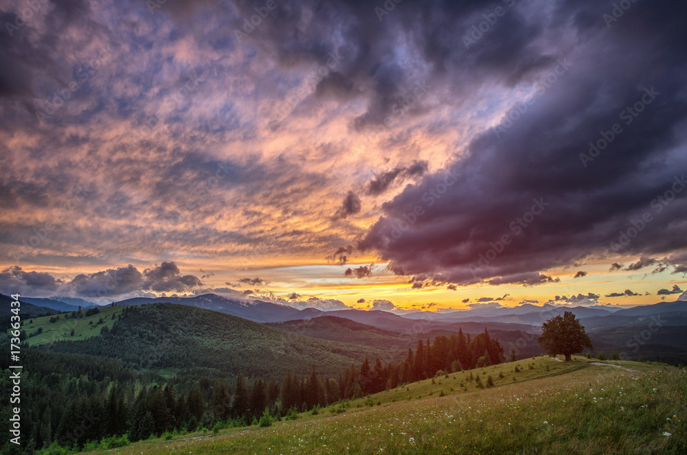 Sunset in the mountains. Carpathians of Ukraine. Verhovina city. HDR foto