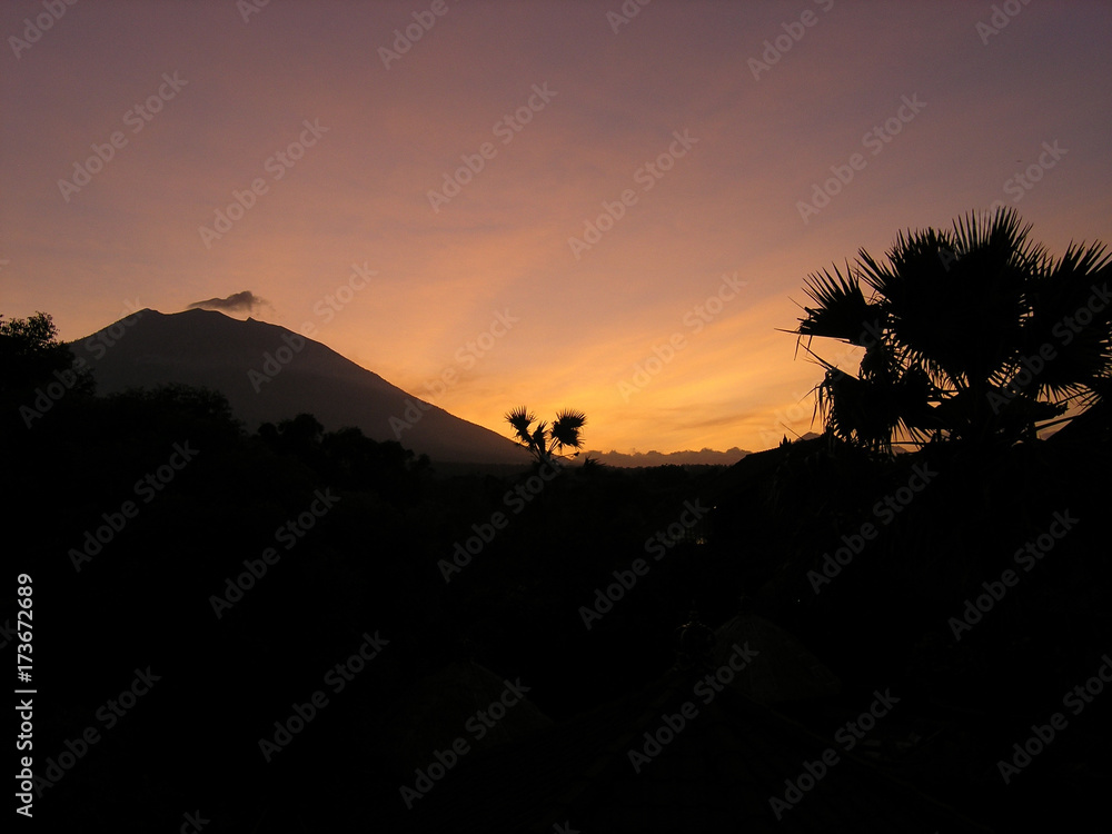Sonnenuntergang in Bali mit Vulkan im Hintergrund
