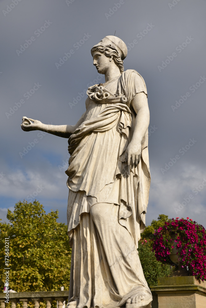 Statue de Minerve au jardin du Luxembourg à Paris, France