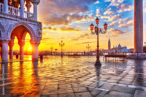 Piazza San Marco at sunrise, Vinice, Italy © sborisov