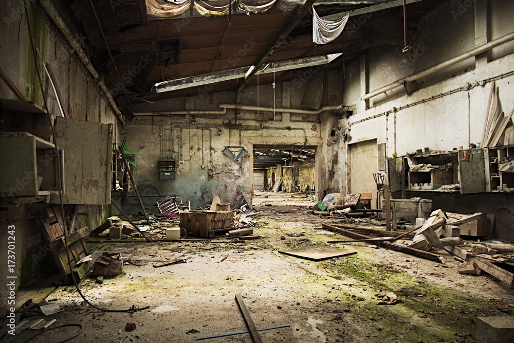 alte verlassene und verfallene Lagerhalle für Handwerk alte verlassene und verfallene Lagerhalle für Handwerk