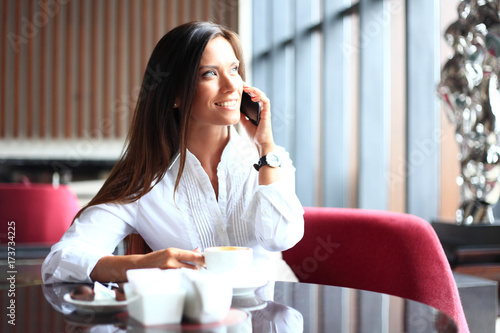 Photo business woman wearing modern white shirt, talking smartphone.