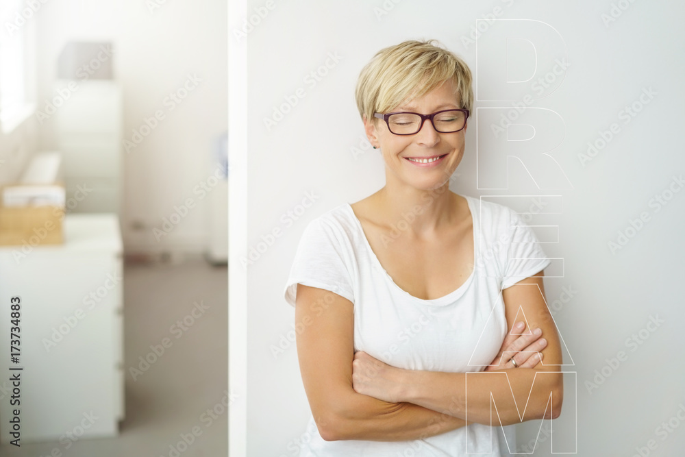 frau im büro träumt vom erfolg frau im büro träumt vom erfolg