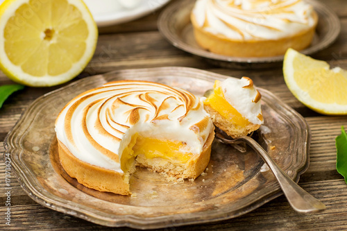 Obraz na płótnie Mini lemon meringue pies
