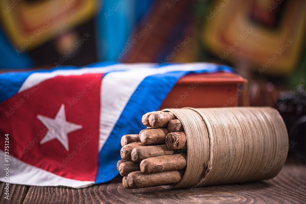 Cuban cigar in ashtray on wooden table - obrazy, fototapety, plakaty 