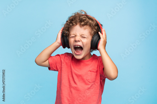Photos Kid suffering from loud sound