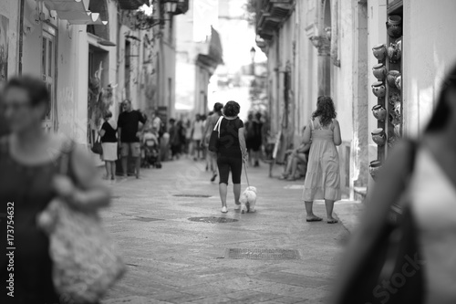 Tableau sur toile Tourists and townspeople on the trading pedestrian street of the ancient city