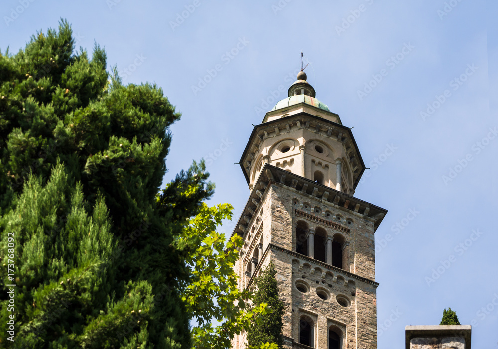 campanile di una chiesa immerso nella vegetazione