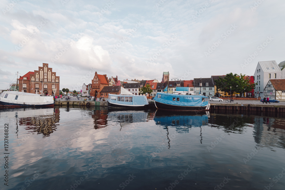 Obraz premium view of buildings at waterfront