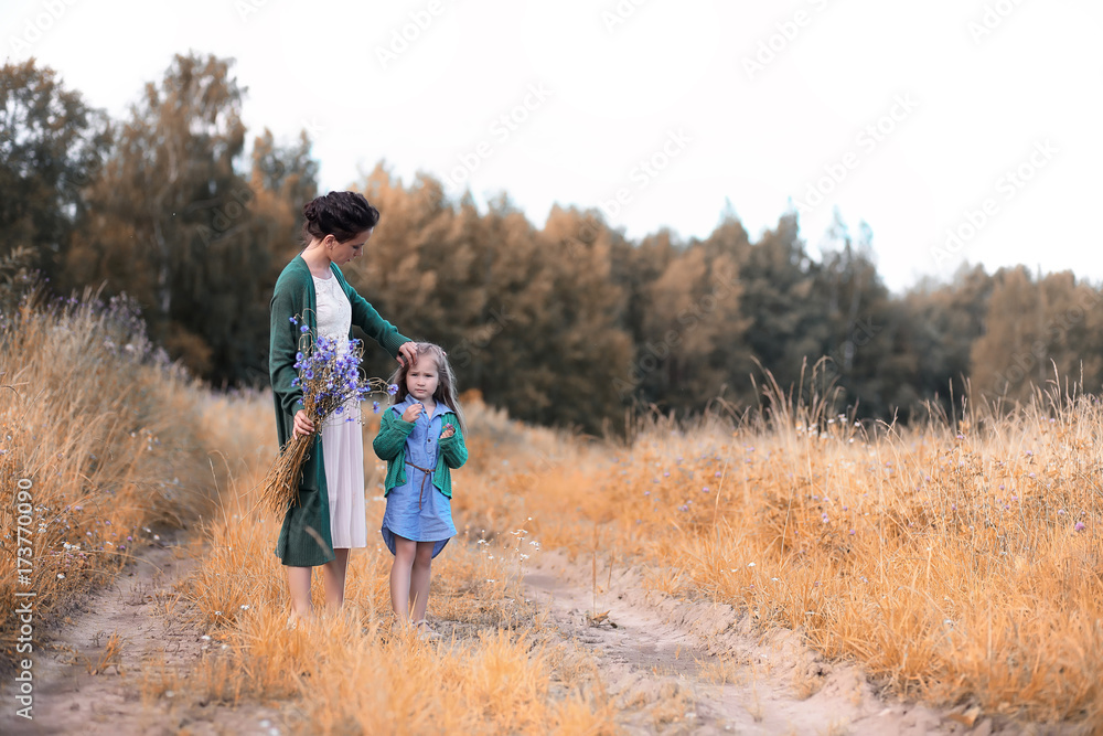 Obraz premium Mother with daughter walking on a road
