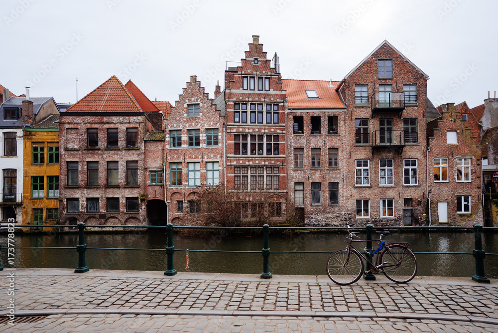 Obraz premium Bruges canals: Spiegelrei and Jan van Eyckplein as background. Belgium