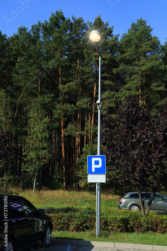 Oświetlenie i monitoring na parkingu.