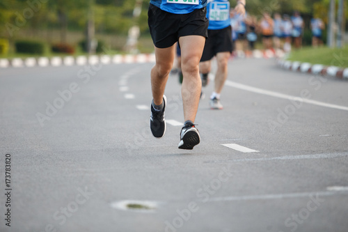 Men, women, run the marathon.