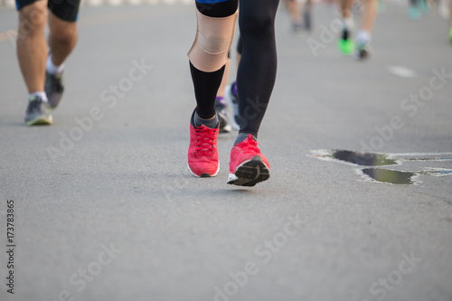 Men, women, run the marathon.