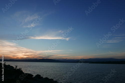 Coucher de soleil orange en bord de mer