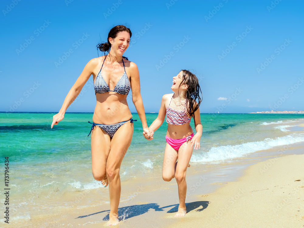 mutter rennt mit tochter den stand entlang mutter rennt mit tochter den stand entlang