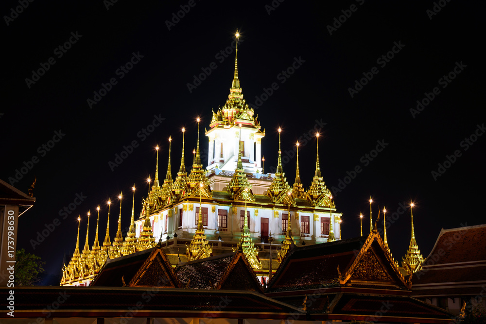 Obraz premium Golden pagoda in Wat Ratcha Nadda Temple 