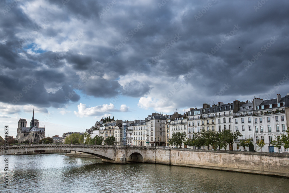 Paris nuageuse