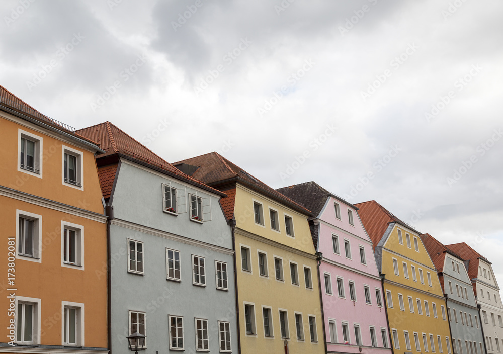 Fototapeta premium Fassade eines traditionellen Wohngebäudes in Regensburg, Deutschland